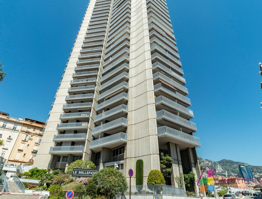 STUDIO CON TERRAZZA, VISTA SUL MARE E CASINÒ – POSIZIONE CENTRALE