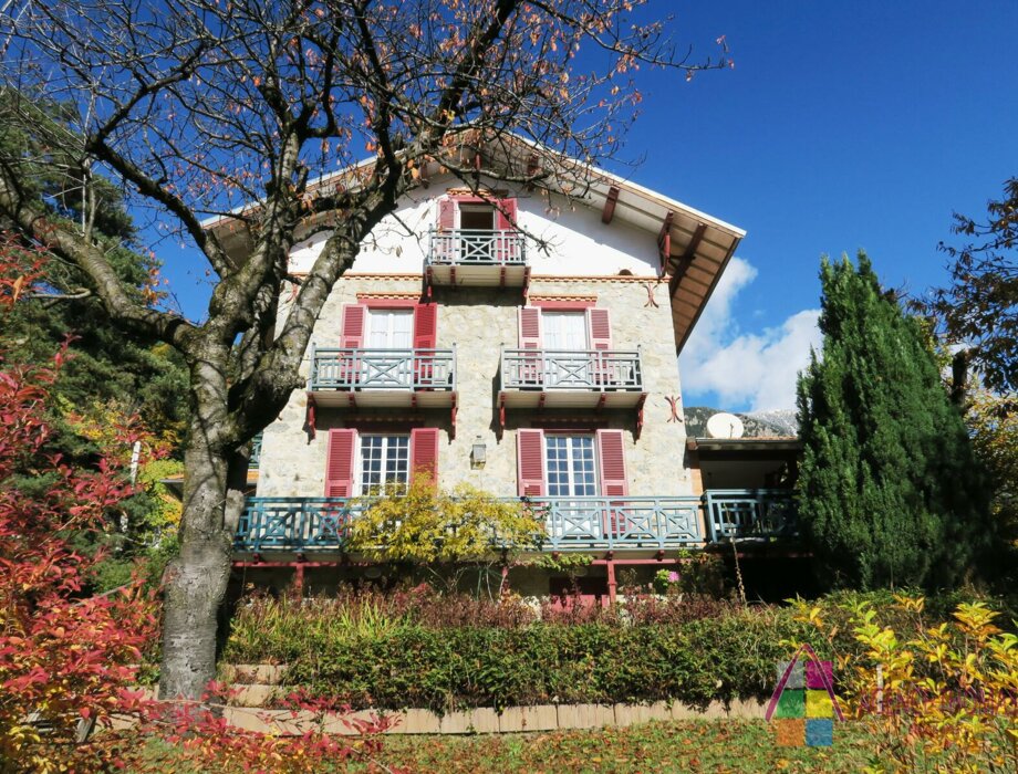 Casa di famiglia con terreno e vista panoramica - Opportunità unica